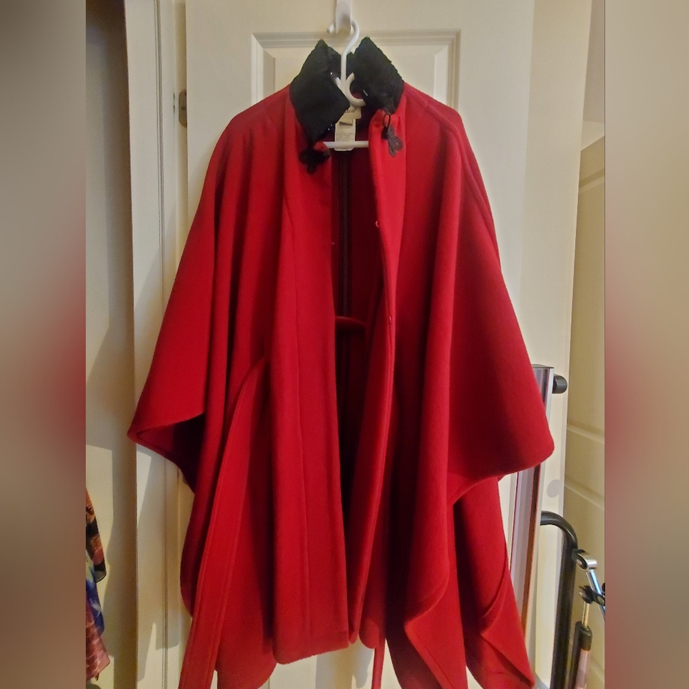 Elegant Belted Red Cape with Black Faux Fur Collar